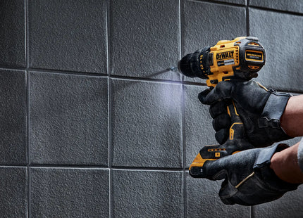 DEWALT taladro percutor DCD7781S2A-B3 en uso sobre azulejo