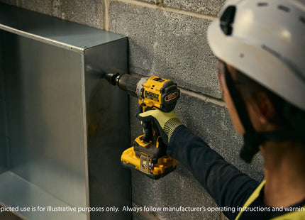 DEWALT taladro percutor DCD806D2-B3 en uso sobre superficie metálica