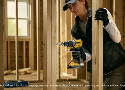 DEWALT taladro percutor DCD806D2-B3 en uso sobre madera