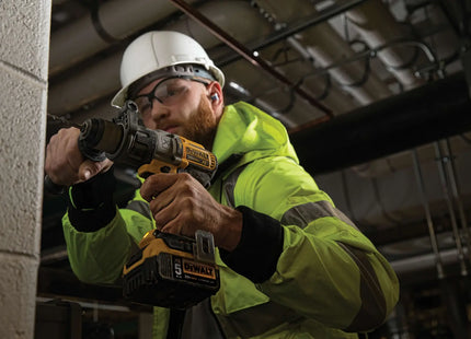 DEWALT DCD996P2 en uso perforando concreto en obra