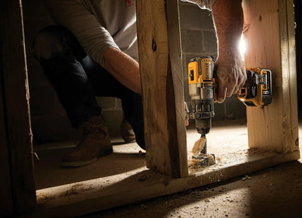 DEWALT DCD996P2 en uso perforando viga de madera