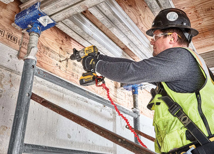 DEWALT DCD996P2T-B3 en uso sobre andamio en obra