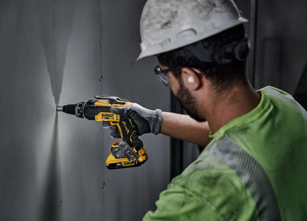DEWALT DCF630D2 en uso atornillando un panel de pared interior
