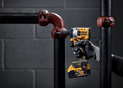 DEWALT DCF922B-B3 en uso, ajuste de tubería industrial