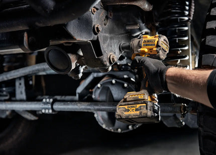 DEWALT DCF922B-B3 en uso, trabajo automótriz bajo vehículo