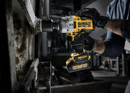 DEWALT DCF964B en uso, ajuste de tuerca industrial