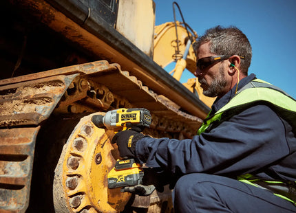 DEWALT DCF964B en uso, ajuste de rueda de vehículo