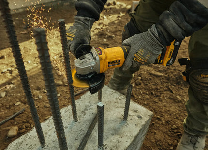 DEWALT DCG408B cortando varilla de acero con chispas visibles