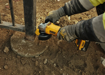 DEWALT DCG408P2-B3 en uso, desbaste de poste metálico