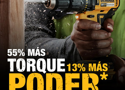 Taladro DEWALT DCK276D2-B3 en uso perforando madera