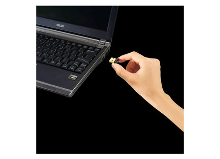 Comparación de tamaño adaptador USB-BT500 con moneda