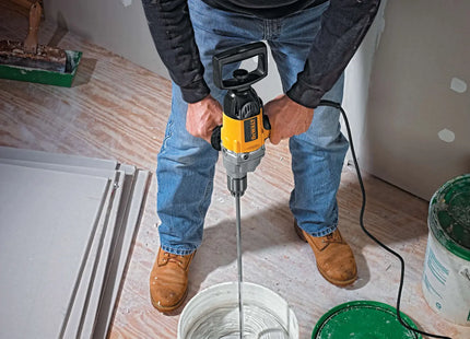 DEWALT DW130V-B3 en uso, mezcla de yeso en obra
