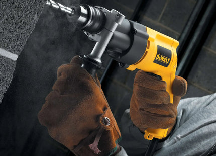 DEWALT DW505-B3 en uso, perforación en muro de concreto