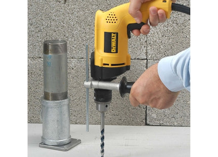 DEWALT taladro percutor DW508S-B3 en uso