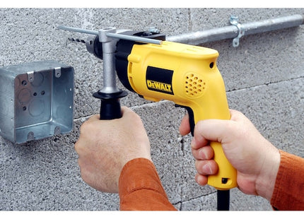 DEWALT taladro percutor DW508S-B3 perforando concreto