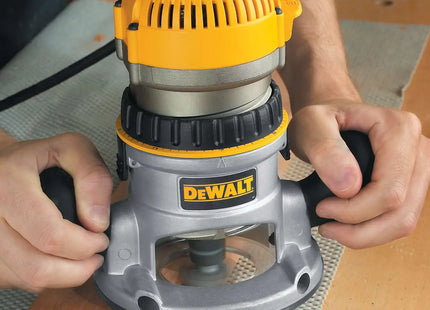 DEWALT DW616 en uso fresando una pieza de madera en taller