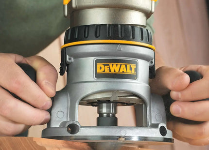 DEWALT DW616 dando forma al borde de una tabla de madera
