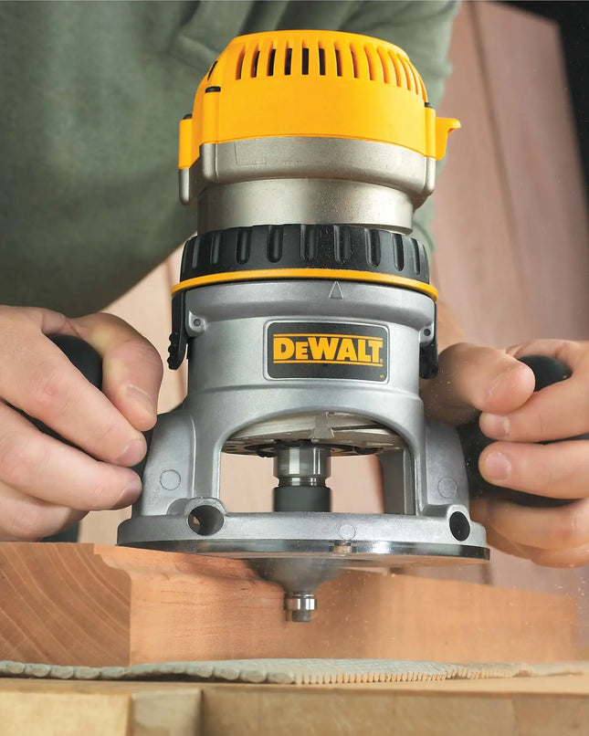 DEWALT DW616 dando forma al borde de una tabla de madera