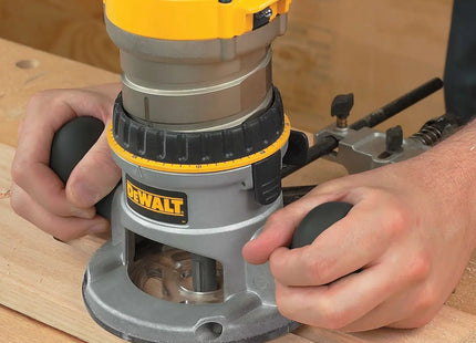 DEWALT DW616 sostenida con ambas manos durante uso