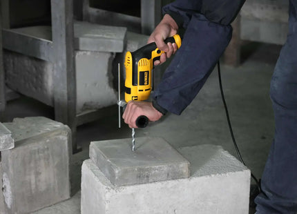 Taladro DEWALT DWD024-B3 perforando bloque de concreto