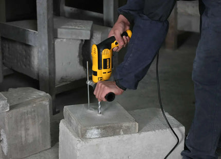 Taladro DEWALT DWD024-B3 en uso sobre bloque de concreto en obra