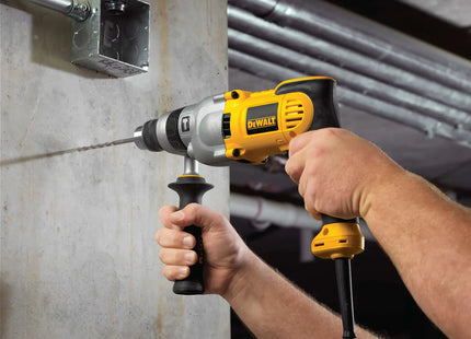 DEWALT DWD520K en uso, perforación en muro de concreto