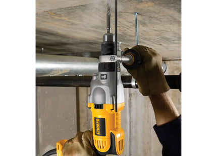 DEWALT DWD520 en uso perforando techo de concreto