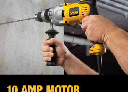 DEWALT DWD520 en uso perforando pared de concreto con motor de 10 amperios