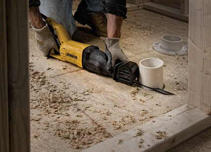 DEWALT DWE305 en uso, corte de piso de madera