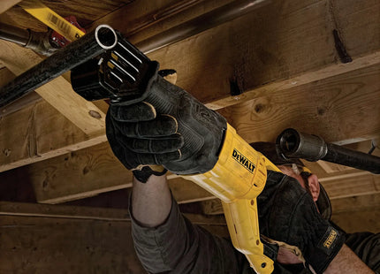 DEWALT DWE305 en uso, corte de tubería metálica
