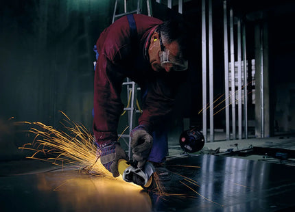 Esmeriladora DEWALT DWE4020-B3 en uso cortando lámina metálica