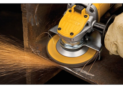 DEWALT esmeriladora DWE4120-B3 en uso desbastando metal