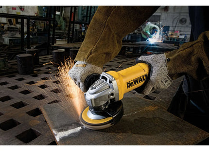 Esmeriladora DEWALT DWE4212-B3 en uso cortando metal