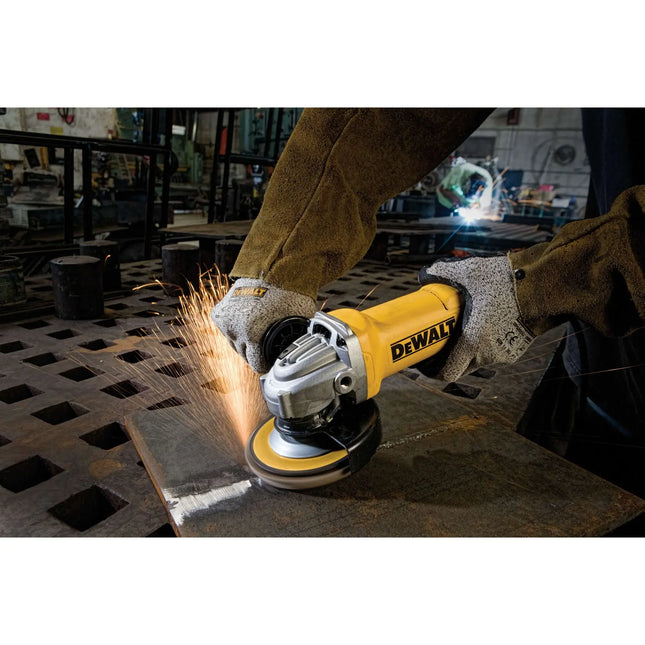 Esmeriladora DEWALT DWE4212-B3 en uso cortando metal