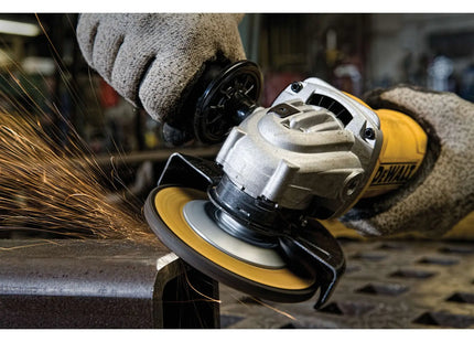 Esmeriladora DEWALT DWE4212-B3 esmerilando pieza metálica