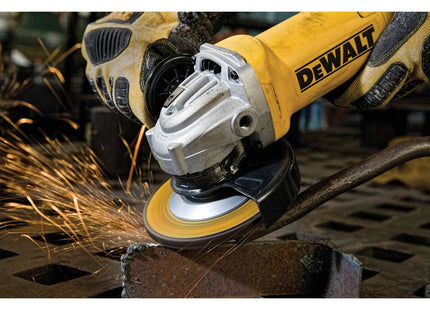 Esmeriladora DEWALT DWE4212-B3 en uso generando chispas