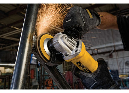Esmeriladora DEWALT DWE4212-B3 usada en tubería metálica