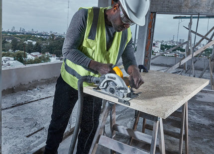 DEWALT sierra circular DWE5615-B3 en uso en obra