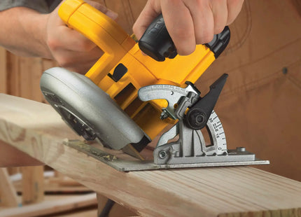 DEWALT sierra circular DWE575-B3 en uso corte en angulo