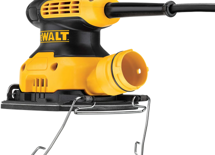 Detalle del puerto de polvo de la lijadora DEWALT DWE6411-B3