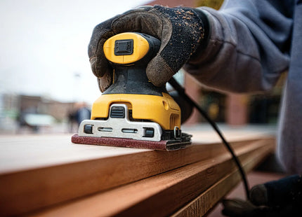 Lijadora DEWALT DWE6411-B3 lijando superficie de madera