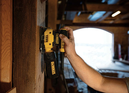 Uso de la lijadora DEWALT DWE6411-B3 en taller de carpintería