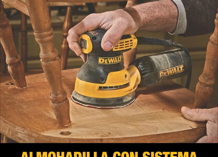 DEWALT lijadora orbital DWE6421-B3 en uso sobre madera
