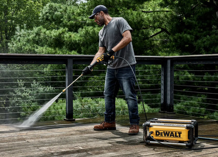 DEWALT DWPW2100 en uso, limpieza de terraza de madera