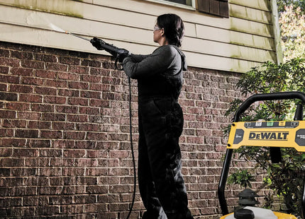 DEWALT DWPW2400 en uso, limpieza de fachada de casa