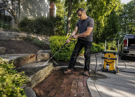 DEWALT DWPW3000 en uso, limpieza de escalones de piedra