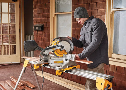 DEWALT DWS713 en uso cortando tablas de madera sobre soporte