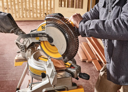 DEWALT DWS713 en uso cortando una pieza de madera en banco de trabajo