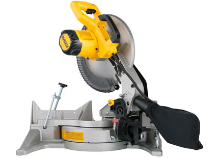 DEWALT DWS715 sierra ingletadora, vista con bolsa de polvo y base metálica