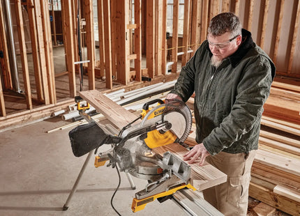 DEWALT DWS715 en uso, corte de madera en sitio de construcción